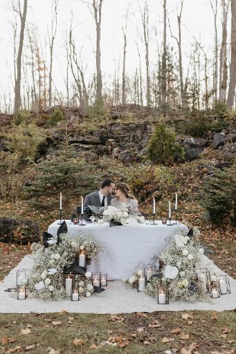 Outdoor sweetheart table